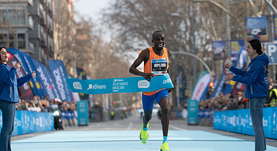 Jacob Kiplimo v cíli Barcelonského p�lmaratonu 2025, který zab�hl v �ase 56:42...
