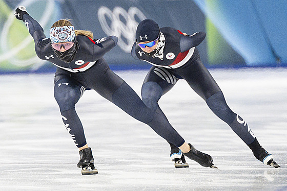 Rychlobrusla�ka Martina Sáblíková (vpravo) a Nikola Zdráhalová na tréninku, 5....