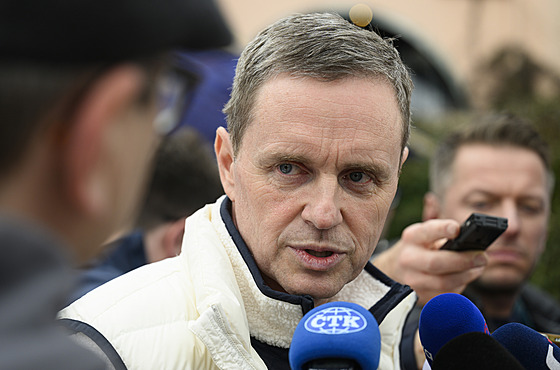 Léka� výpravy Ji�í Dostal hovo�í s noviná�i o zdravotním stavu rychlobrusla�ky...