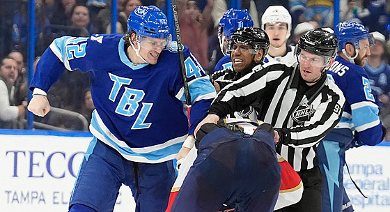 Curtis Douglas z Tampy v souboji s Nikem Mikkolou z Floridy.