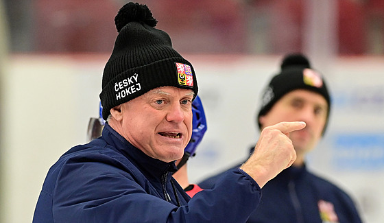 Trenér Radim Rulík udílí pokyny na tréninku reprezentace p�i kempu p�ed...