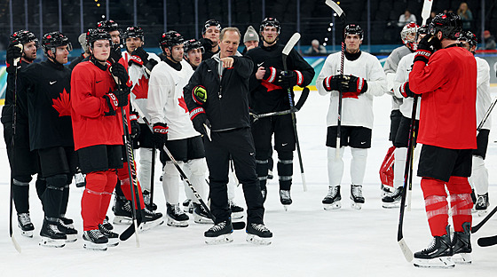 Trenér Jon Cooper ud�luje pokyny na tréninku kanadských hokejist�.