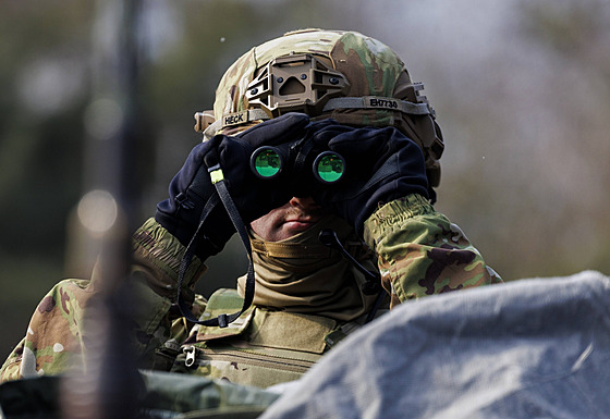 Americký voják v obrn�ném vozidle Stryker b�hem cvi�ení (10. února 2025)