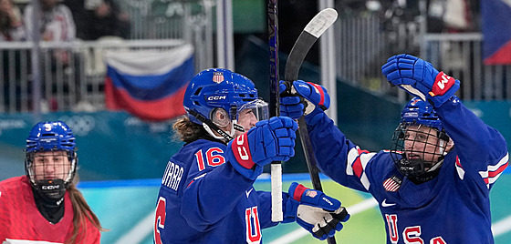 Ruská vlajka v pozadí hokejistek �eska a USA.