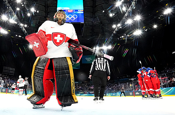 Branká�ka Saskia Maurer ze �výcarska inkasuje v duelu s �eskem.