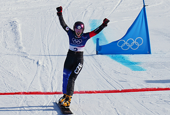 Zuzana Mad�rová projí�dí cílem a stává se olympijskou vít�zkou.