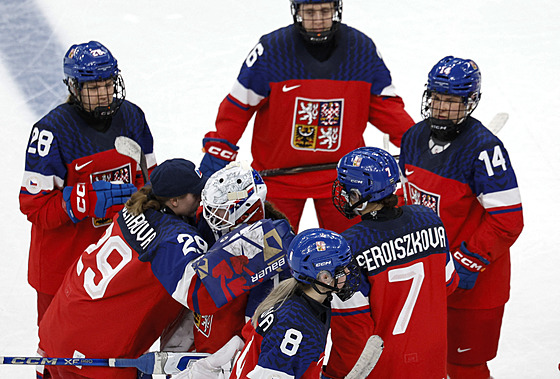 �eské hokejistky smutní po proh�e se �výcarkami.