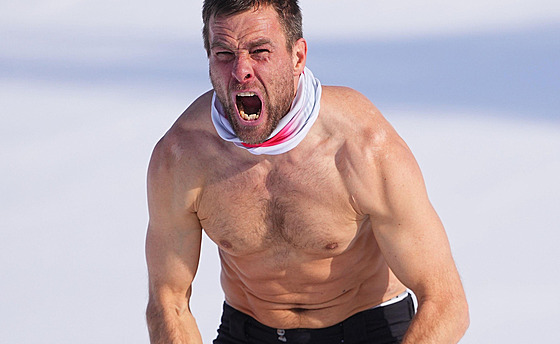 Rakouský snowboardista Benjamin Karl slaví v cíli paralelního ob�ího slalomu...