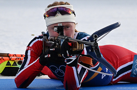 Norská biatlonistka Maren Kirkeeideová st�ílí vle�e p�i olympijské smí�ené...
