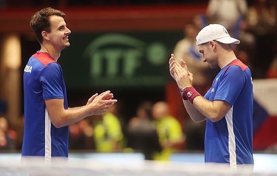 Petr Nouza (vlevo) a Patrik Rikl slaví zisk rozhodujícího bodu v daviscupovém...