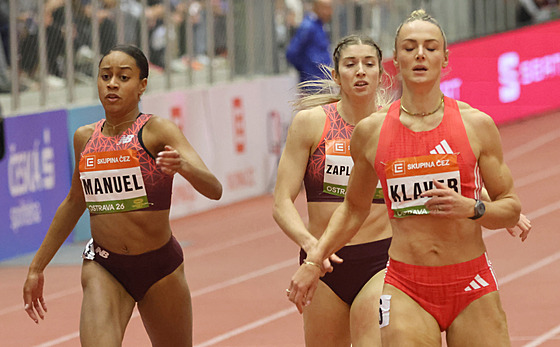 Lurdes Gloria Manuel (vlevo) v cíli závodu �tvrtka�ek na Czech Indoor Gala