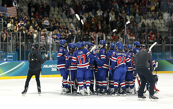 Americké hokejistky se radují z vít�zství nad �eskem.