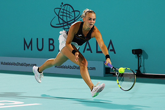 �eská tenistka Sára Bejlek dobíhá mí�ek v semifinále turnaje v Abú Zabí.