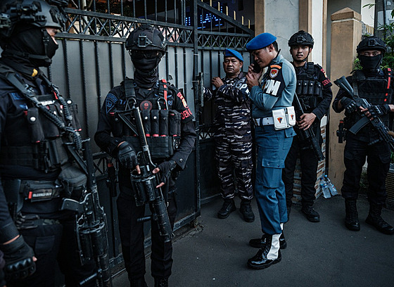 Ve �kole v Jakart� vybuchly bomby, které zde nastra�il sedmnáctiletý p�íznivec...