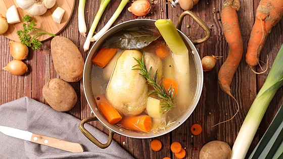 Ku�ecí vývar va�te dlouho, pomalu, tzv. táhn�te.