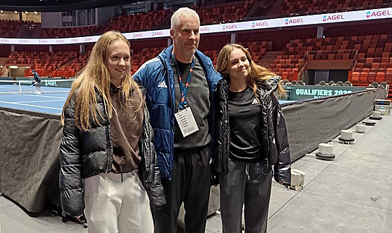 Petr Kova�ka se svými dcerami Alenou a Janou na plo�e Horácké arény, kde se o...