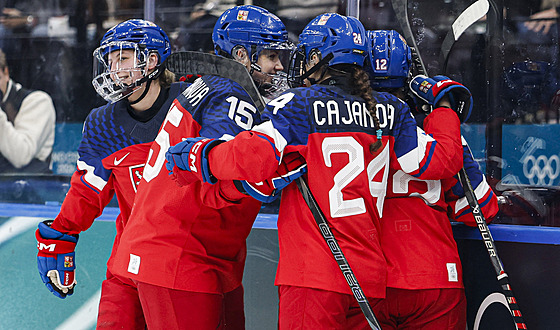 Kristýna Kaltounková se raduje po gólu se spoluhrá�kami v utkání proti...