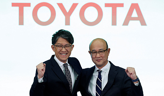 Odcházející generální �editel spole�nosti Toyota Motor Koji Sato (vlevo) a...