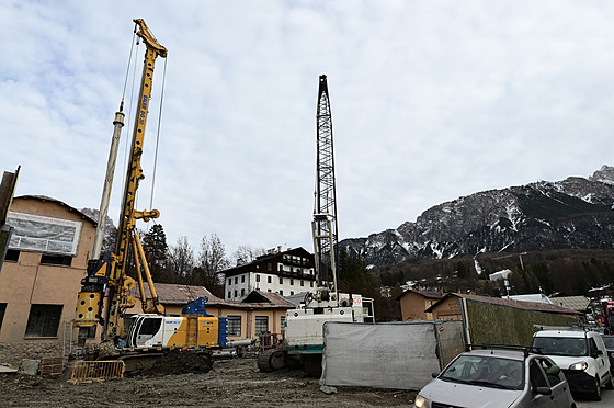 Rekonstruk�ní práce ve m�st� Cortina d�Ampezzo p�ed zimními olympijskými hrami...