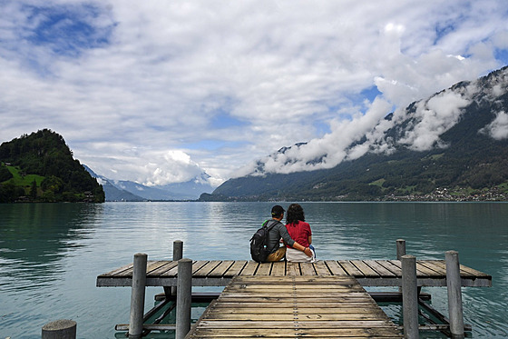 Pár na molu na Brienzském jeze�e. Zde se natá�ela scéna seriálu Láska padá z...