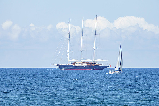 Jachta Koru, která pat�í zakladateli Amazonu Jeffu Bezosovi, kotví v zátoce...