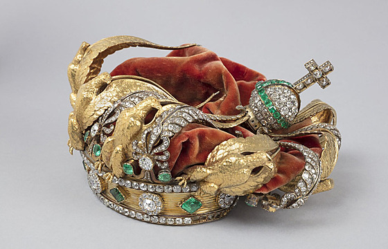 Po�kozená koruna císa�ovny Ev�enie po nedávné loupe�i v pa�í�ském muzeu Louvre....