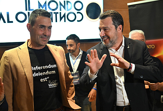 Roberto Vannacci po boku �éfa strany Liga Mattea Salviniho. (31. kv�tna 2025)