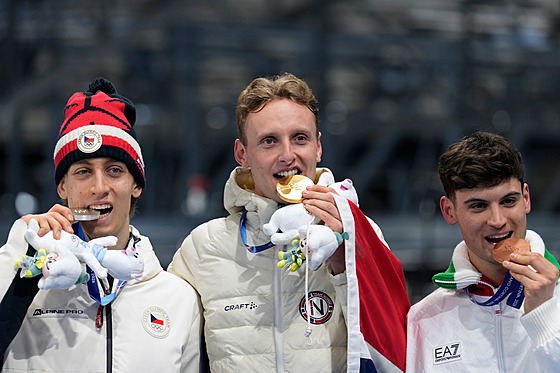 Zlatý medailista Sander Eitrem z Norska slaví na stupních vít�z� po boku...
