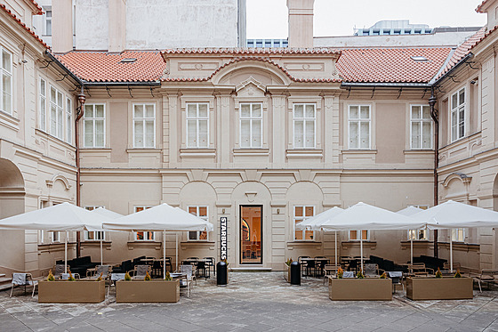 Nov� otevírá kavárnu v presti�ních prostorách paláce Savarin v centru Prahy