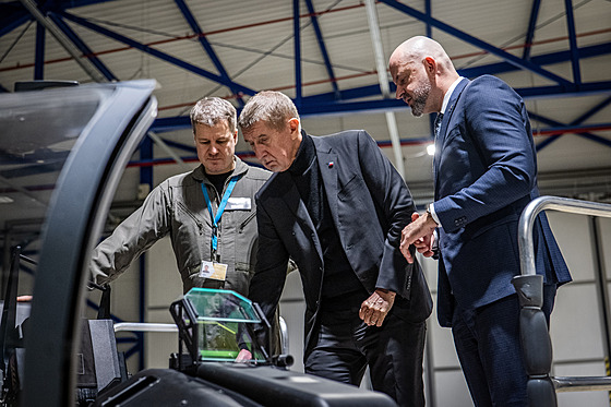 Andrej Babi� nav�tívil výrobní závod spole�nosti Aero Vodochody v Odolen� Vod�....