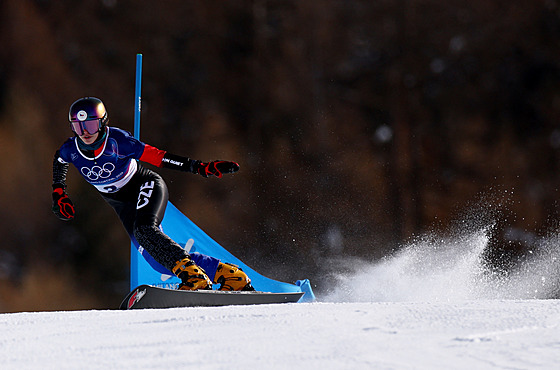 Zuzana Mad�rová ve vy�azovací �ásti paralelního ob�ího slalomu snowboardistek. 