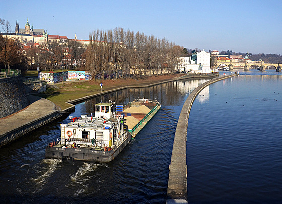 Jedna lo� nahradí desítky kamion� v pra�ské doprav�