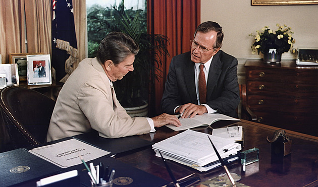 Rozespalý Bush s vnoučaty dojal Ameriku, fotka mu otevřela cestu do Bílého domu