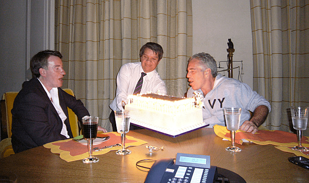 Epsteinova aféra vydala další oběť. Britská policie zatkla exministra Mandelsona