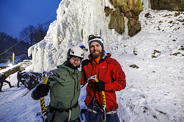 OBRAZEM: Když mrazivé počasí těší. Nadšenci řádí na obrovské ledové stěně ve Víru
