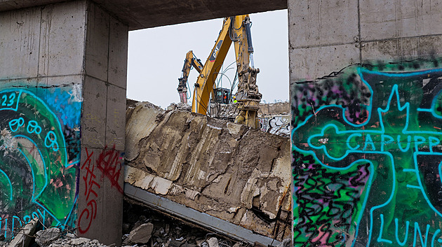 Na D1 padly za jediný měsíc čtyři mosty. Podívejte se, jak je drapáky rozkousaly