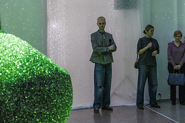 OBRAZEM: Obří kyvadlo s 60 kilogramy krystalů. Návrhář Černý vystavuje v Brně