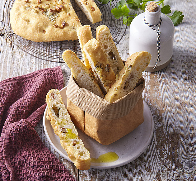 Focaccia s nivou a vlašskými ořechy: Voňavý italský chléb s rozmarýnem