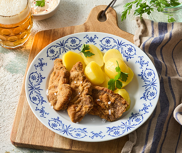 Smažená játra v trojobalu: Křupavý oběd s vařenými bramborami