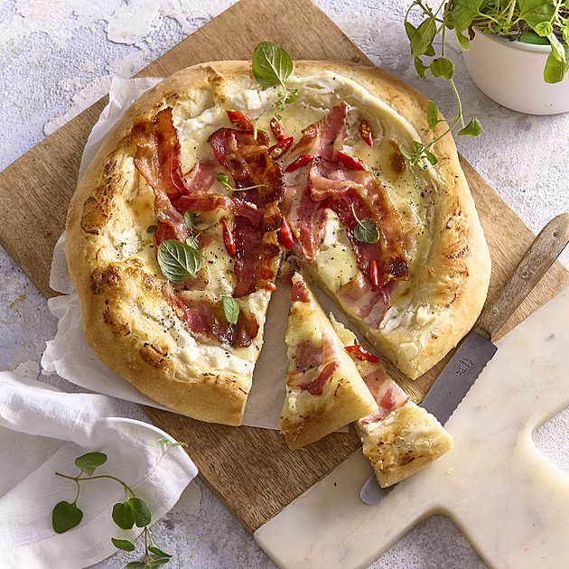 Kynutá pizza s ricottou, mozzarellou a slaninou: Recept s chilli a oreganem