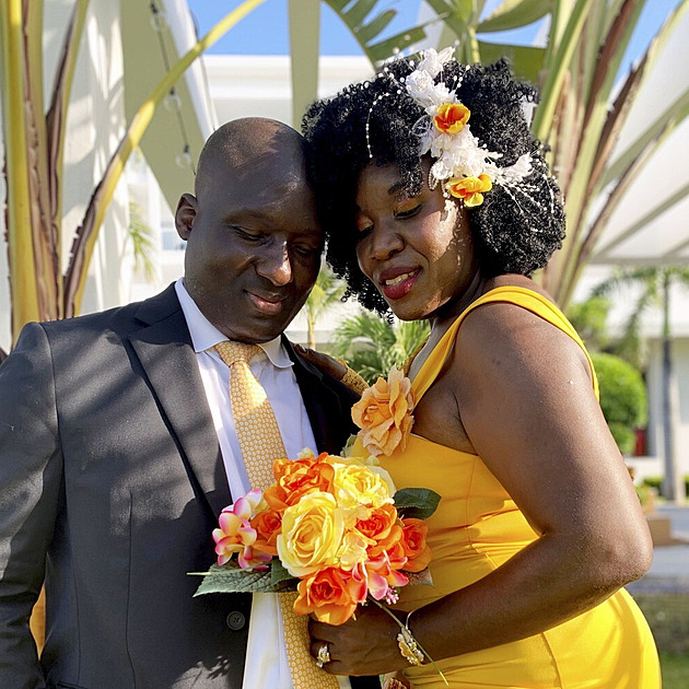 Manželé každých pět let opakují svatební obřad, už ho slaví i s dětmi