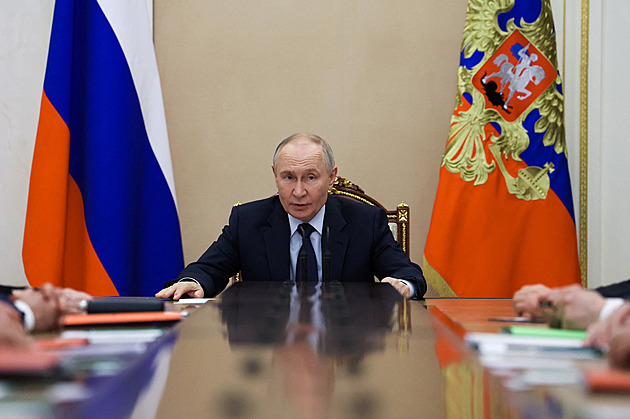 Ruská ekonomika je v pasti. Ale Putin bude válčit, i kdyby mu hořel Kreml, říká expert