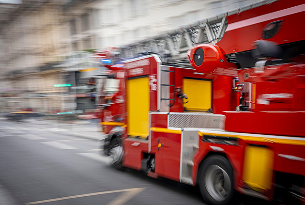 Útok granátem v salónu v Grenoblu zranil nejméně šest lidí, pachatelé jsou na útěku
