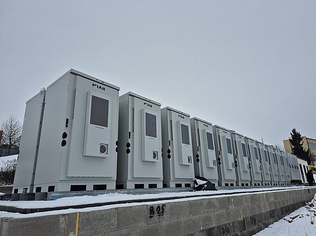 Lego pro energetiky versus spekulanti a úřady. Jak se staví velké modulární baterie