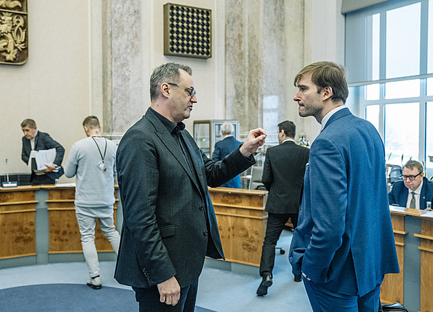 Poslanci zvýší platby zdravotním pojišťovnám za děti, studenty či důchodce