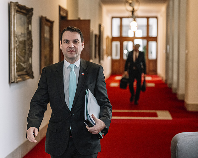 Prezident se sejde na Hradě s Babišem. Řešit by měli i Macinkovy SMS