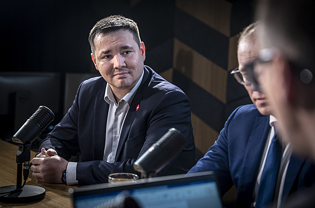 Češi nechávají moc peněz na účtech. Inflace je tiše ukusuje, varují experti