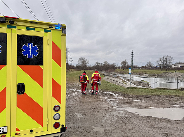 VIDEO: Tonoucího mladíka oživovali dvacet minut, z řeky ho vytáhl policista
