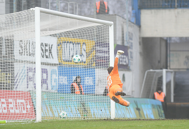 Vyloučení, trestňák a gól po zásahu VAR. Dvojitý trest, štvalo Jarolíma