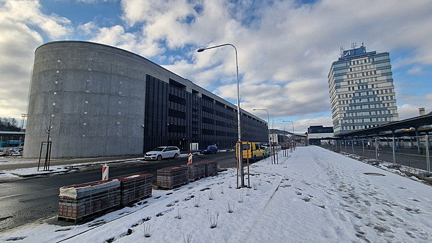 Ve Vsetíně uvedli do provozu velký parkovací dům. Pojme více než 300 vozů